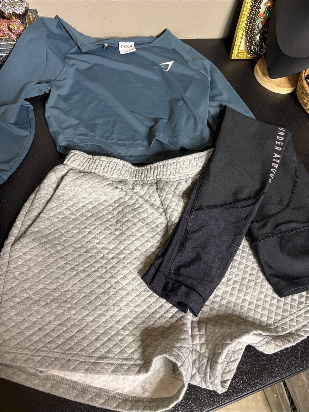 Under Armour Kittenish Gym Shark Bundle Size Small Casual Athletic Top Pants